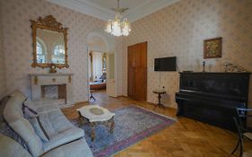 Leon Rooms